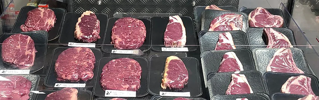 Verse vleesproducten in trays met skinpackverpakking